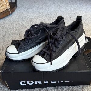 CONVERSE 🆕 NWT Run Star Low Black & White Platform Fur-Lined Sneakers Size 9.5